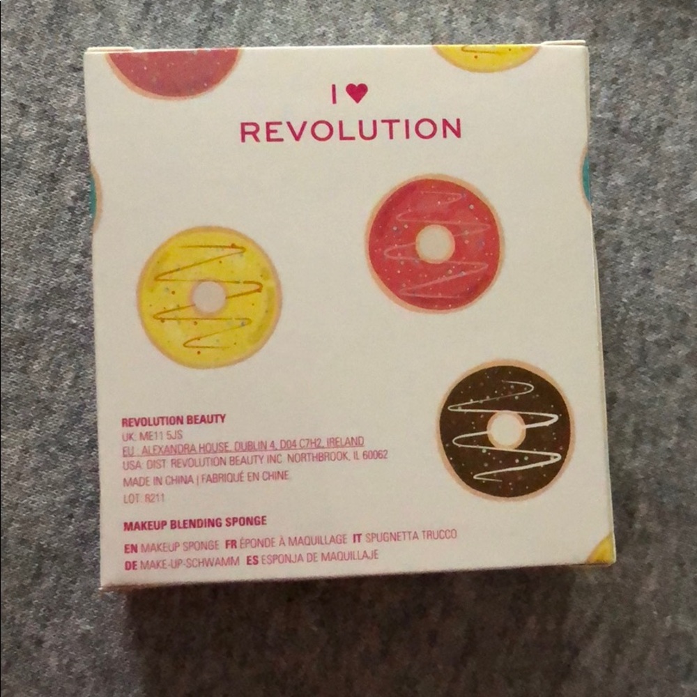 6 triangle makeup sponges from Revolution Beauty
